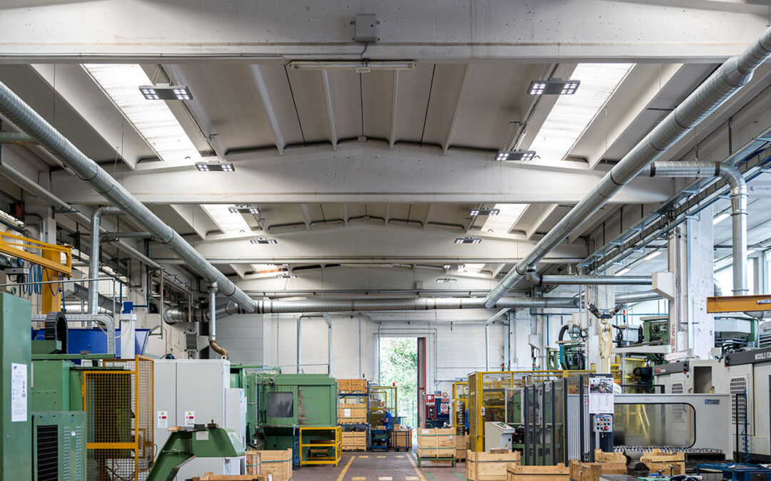 I vantaggi e i risparmi delle luci al led per capannoni industriali